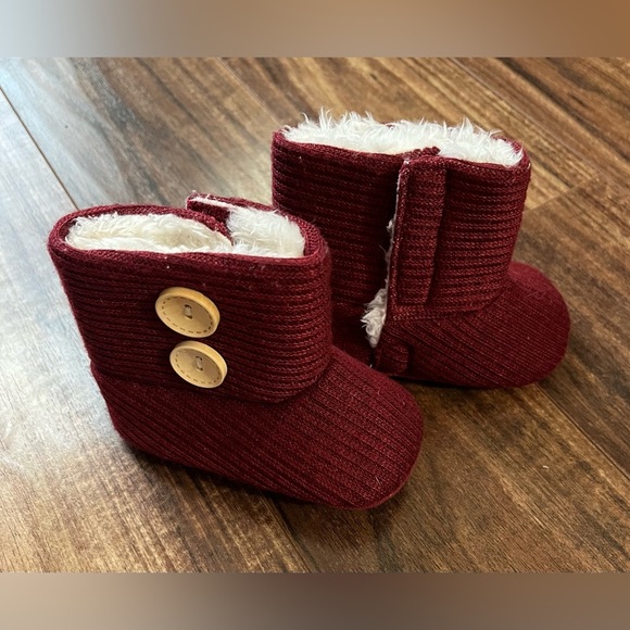 Baby booties red/maroon. Slippers one size. Myggpp - Picture 2 of 7